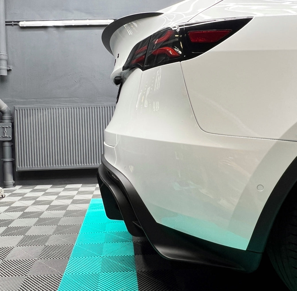 Tesla Model Y Heckdiffusor mit AHK Öffnung SilentDrive.de