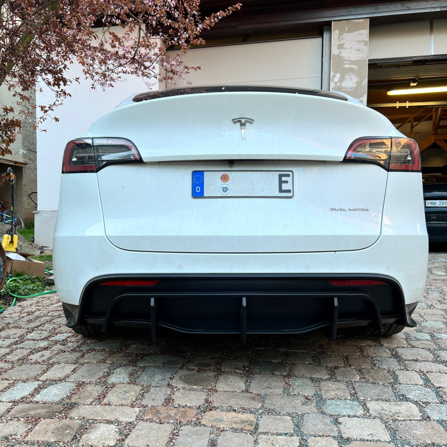 Tesla Model Y Heckdiffusor mit AHK Öffnung SilentDrive.de
