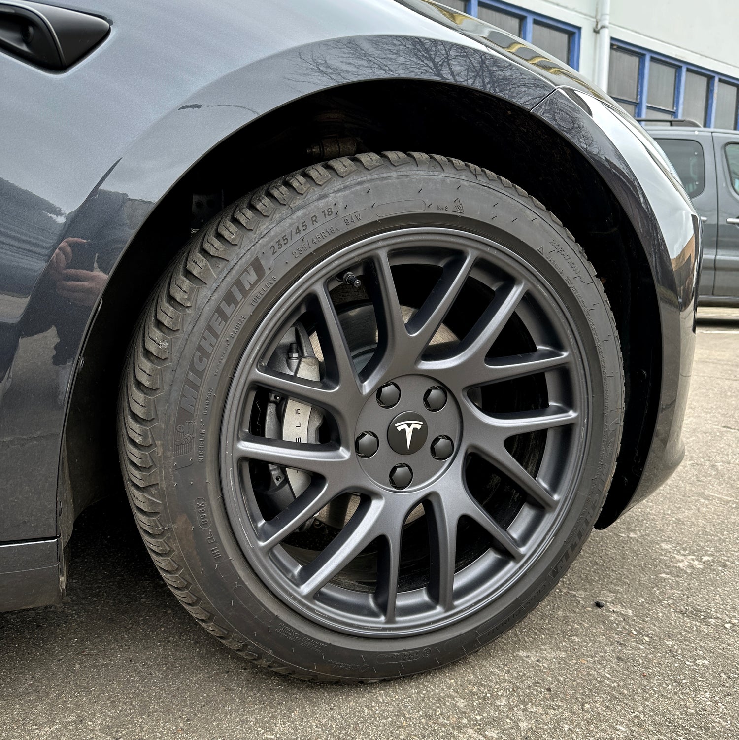Tesla Model 3 / Y Highland Nabendeckel schwarz mit Tesla Logo silber SilentDrive.de
