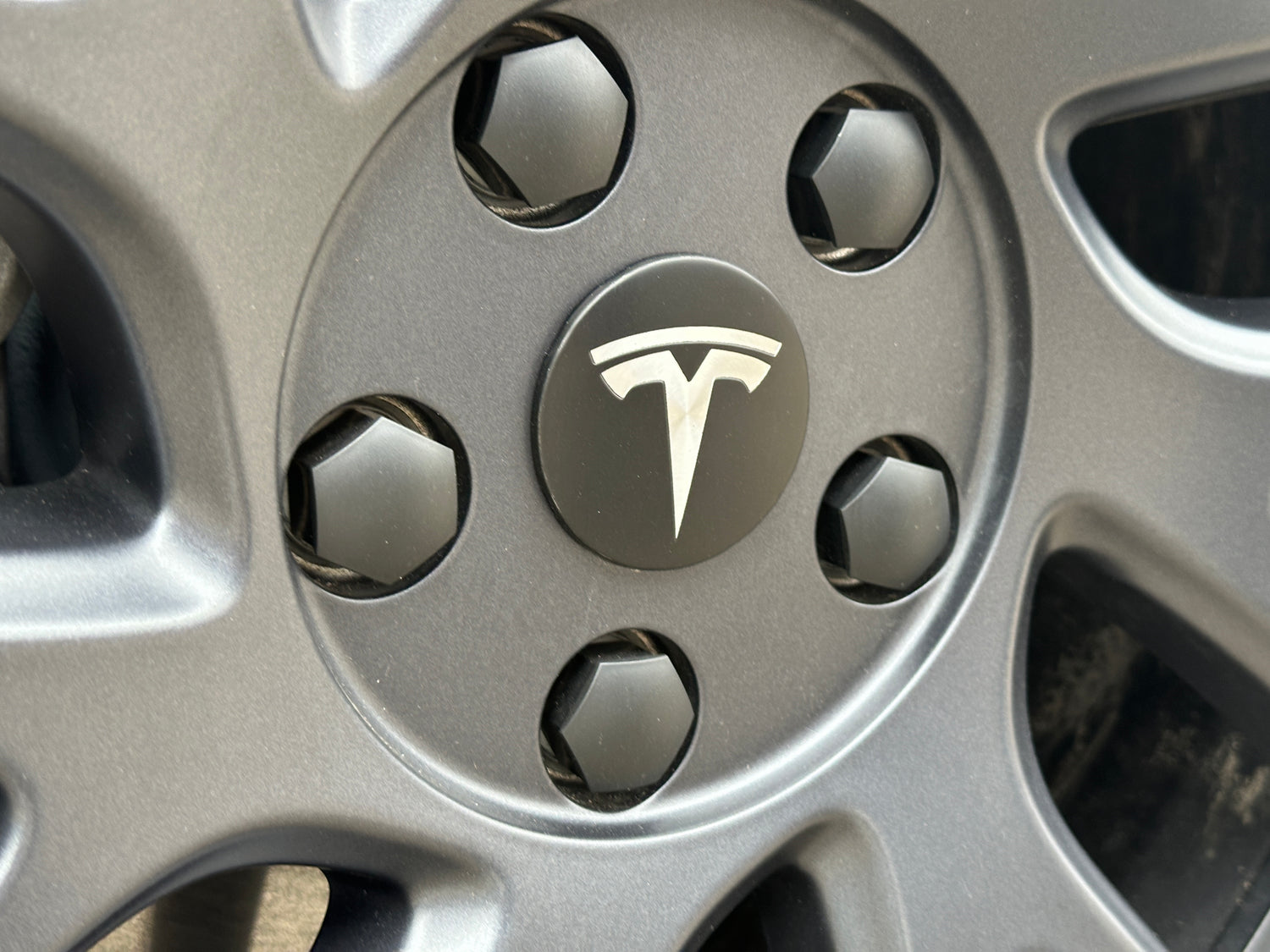 Tesla Model 3 / Y Highland Nabendeckel schwarz mit Tesla Logo silber SilentDrive.de