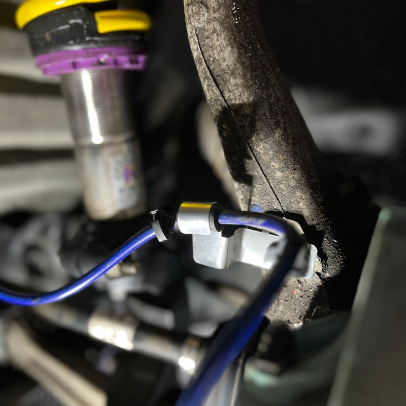 Verlängerte Bremsschlauchhalter für Stahlflex Bremsschläuche Tesla Model 3 / Y SilentDrive.de