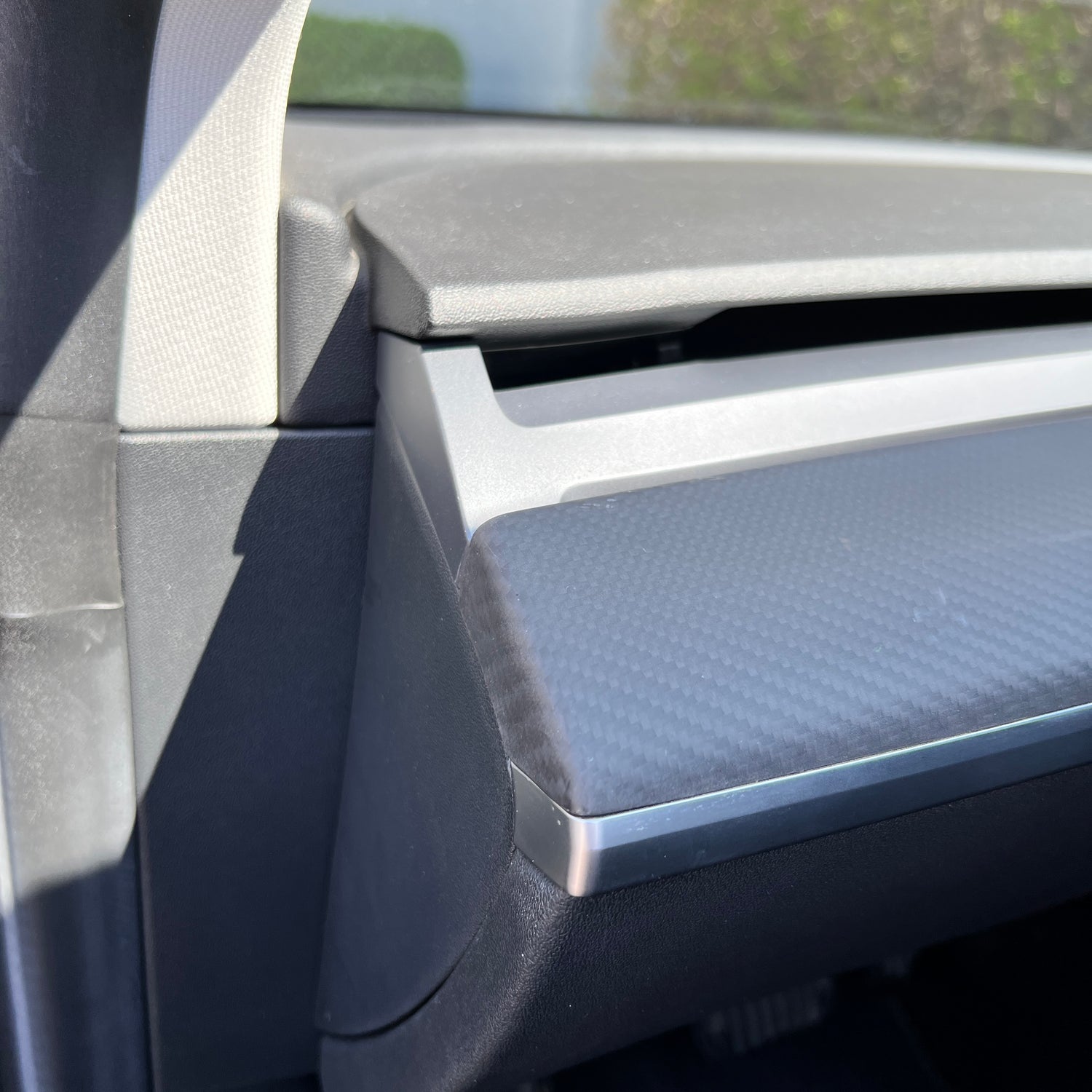 Tesla Model 3 / Y Dashboard und Türleisten Austausch SilentDrive.de