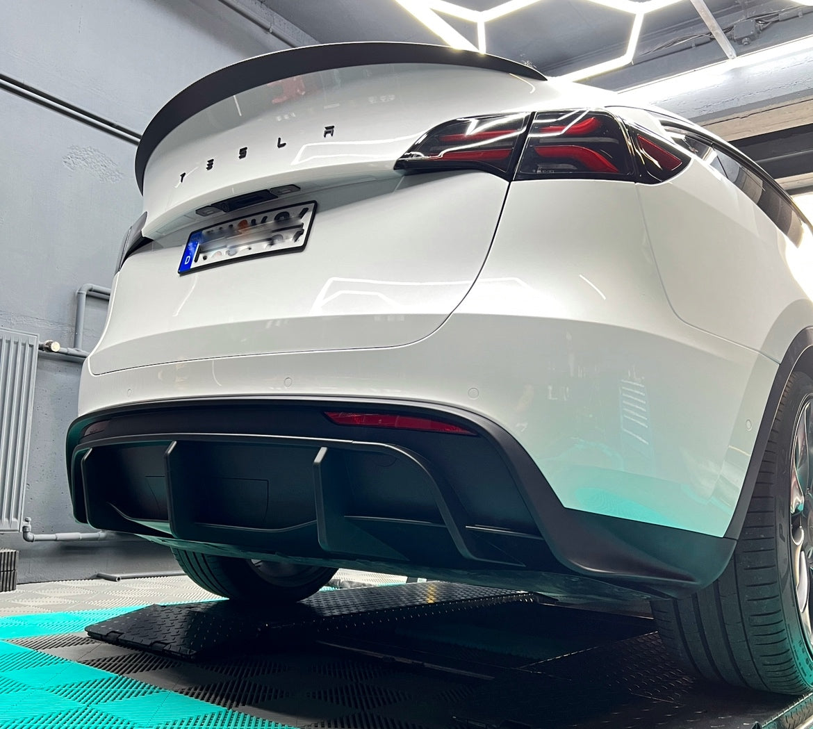 Tesla Model Y Heckdiffusor mit AHK Öffnung SilentDrive.de