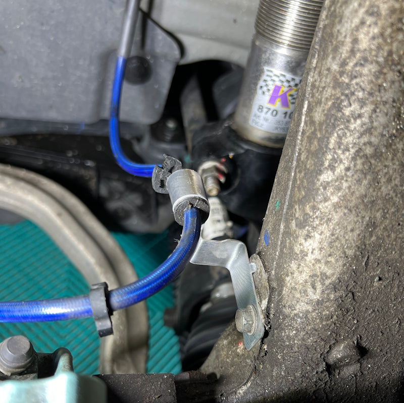 Verlängerte Bremsschlauchhalter für Stahlflex Bremsschläuche Tesla Model 3 / Y SilentDrive.de